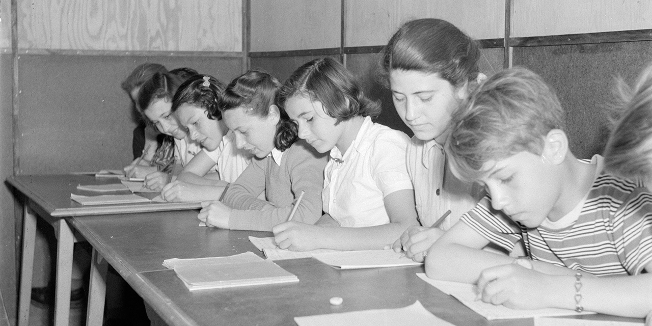 Dit gebeurde er vroeger als je linkshandig schreef